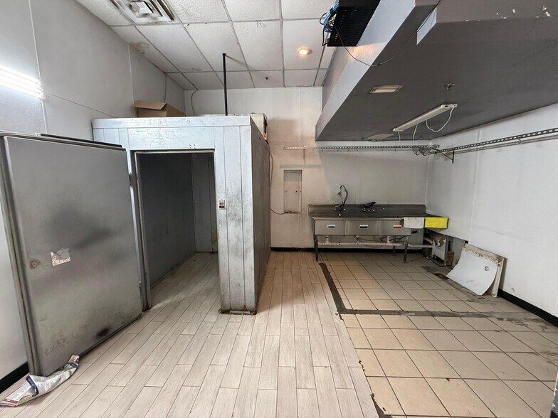 More Photos Of 8602 McPherson Rd, Laredo Storefront For Lease