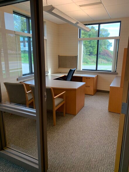 More Photos Of 905-909 S Taylor Dr, Sheboygan Office For Lease