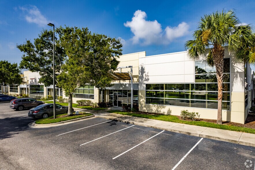 More Photos Of 8810 Commodity Cir, Orlando Showroom For Lease