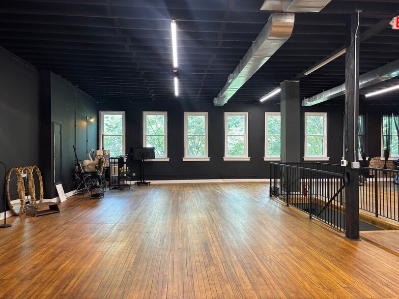 More Photos Of 275 W 4th St, Winston-Salem General Retail For Lease