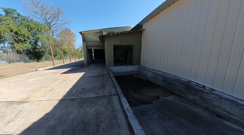 More Photos Of 401 Industrial Park Ln, Willis Warehouse For Sale
