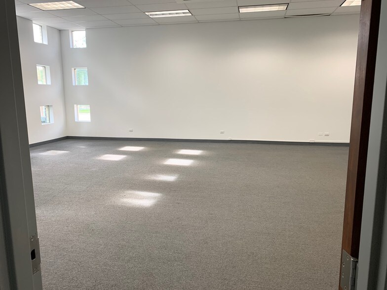 More Photos Of 1472 St Paul Ave, Gurnee Warehouse For Lease