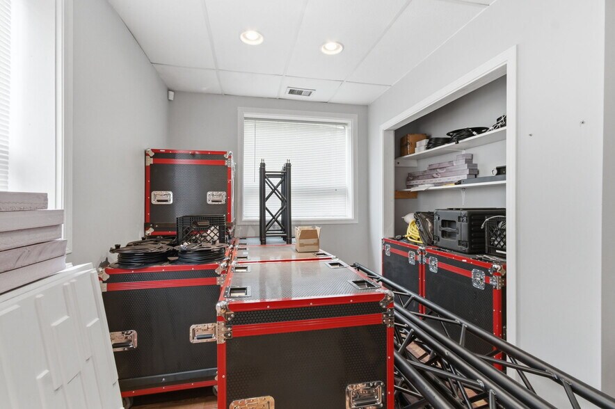 More Photos Of 7731 Traders Ln, Indianapolis Office For Sale