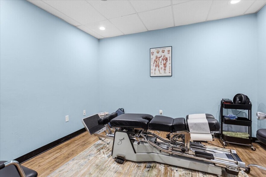 More Photos Of 15043 Main St, Alachua Showroom For Sale