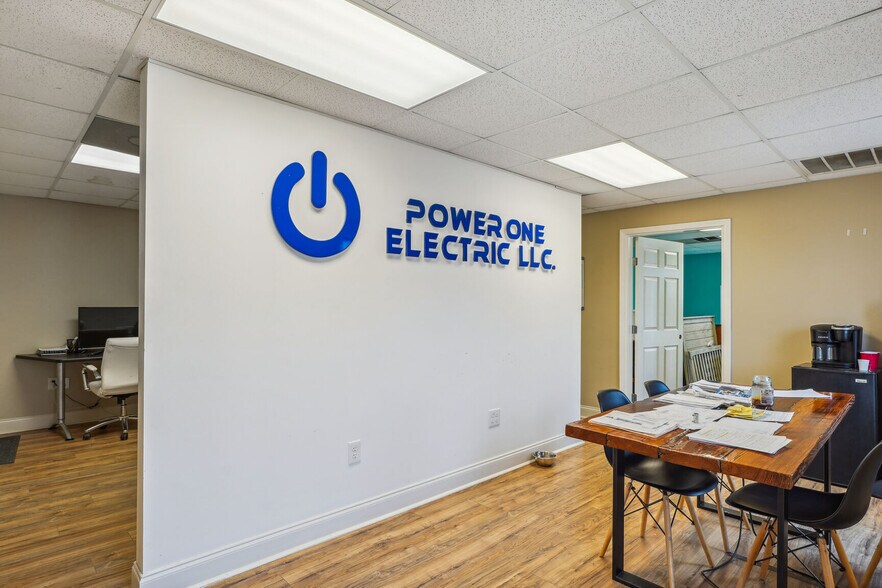 More Photos Of 2501 Florida Ave, Kenner Light Distribution For Sale