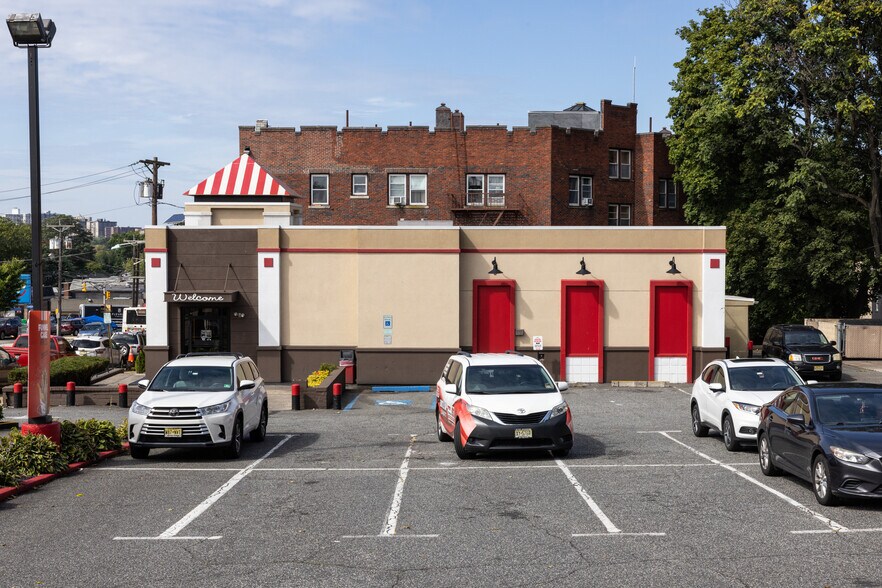 More Photos Of 585 Cedar Ln, Teaneck Fast Food For Lease
