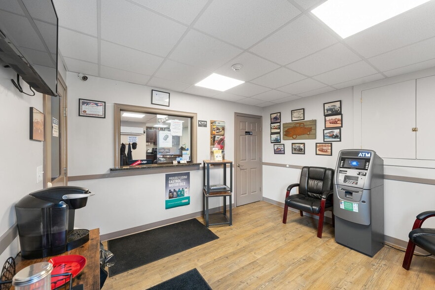 More Photos Of 25 Grand Ave, Cumberland Auto Repair For Lease