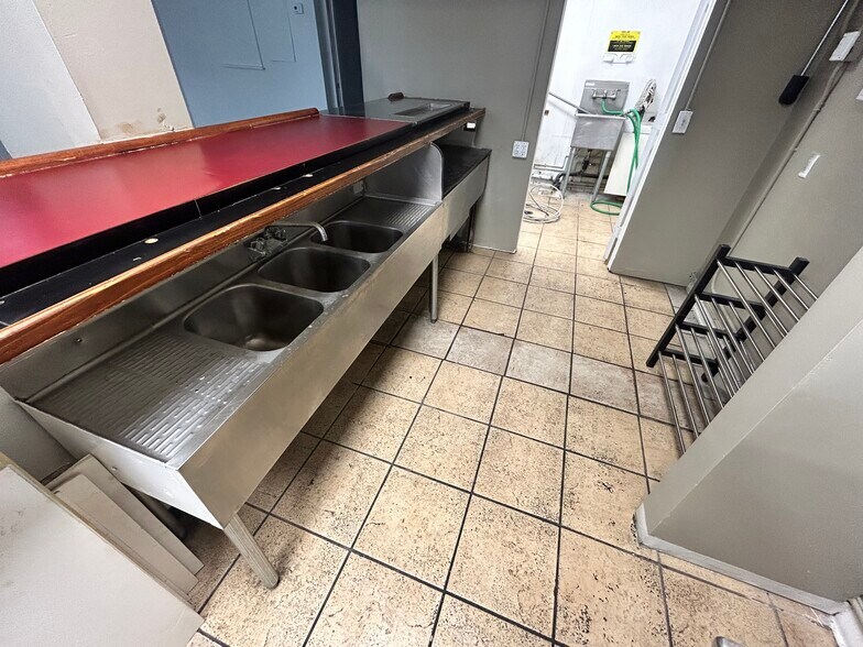 More Photos Of 953 E Sahara Ave, Las Vegas Unknown For Lease