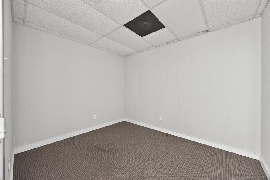 More Photos Of 2108 Monroe St, Commerce Showroom For Lease