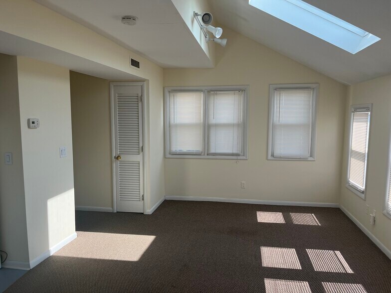 More Photos Of 558 Connecticut Ave, Norwalk Storefront Retail Residential For Sale