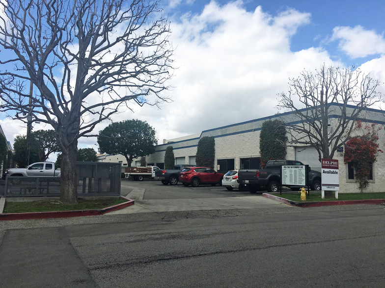 Primary Photo Of 7647 Hayvenhurst Ave, Van Nuys Warehouse For Lease