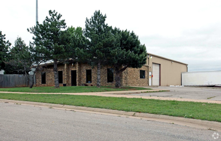 Primary Photo Of 4455 Woods and Sons Ave, Edmond Manufacturing For Lease