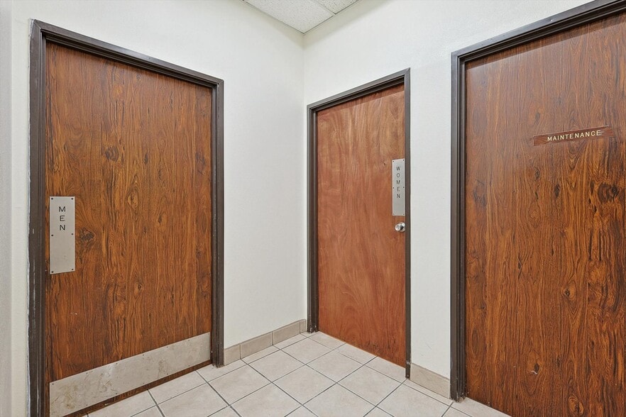 More Photos Of 6960 Marvin D Love Fwy, Dallas Freestanding For Sale