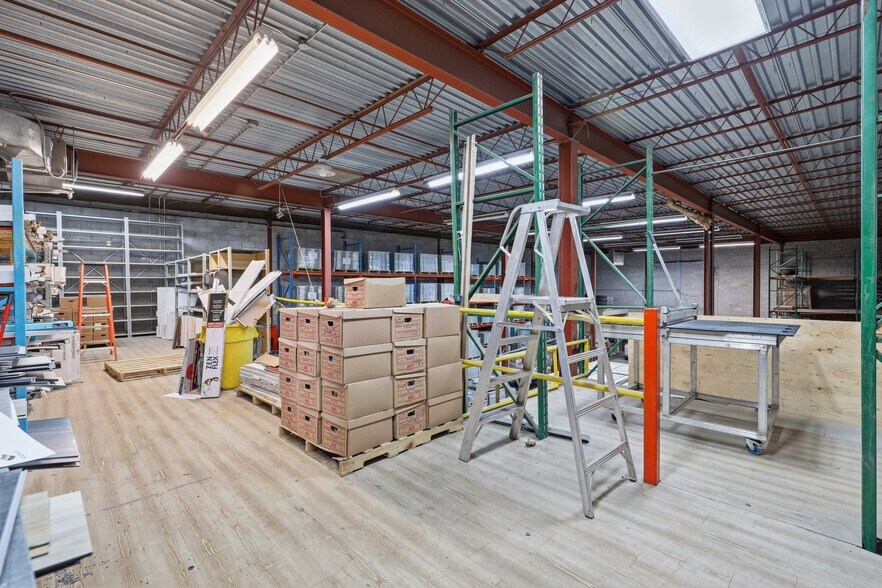 More Photos Of 8905 Boul Henri-Bourassa O, Saint-Laurent Showroom For Lease