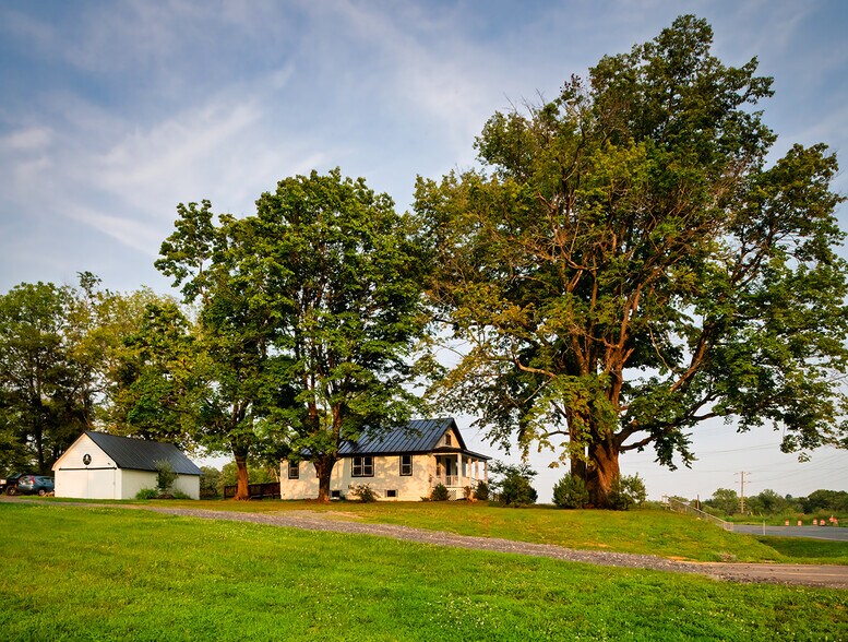 More Photos Of 16940 Hillsboro Rd, Purcellville Flex For Sale