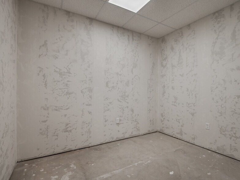 More Photos Of 4403-4411 SW 3rd St, Oklahoma City Showroom For Lease