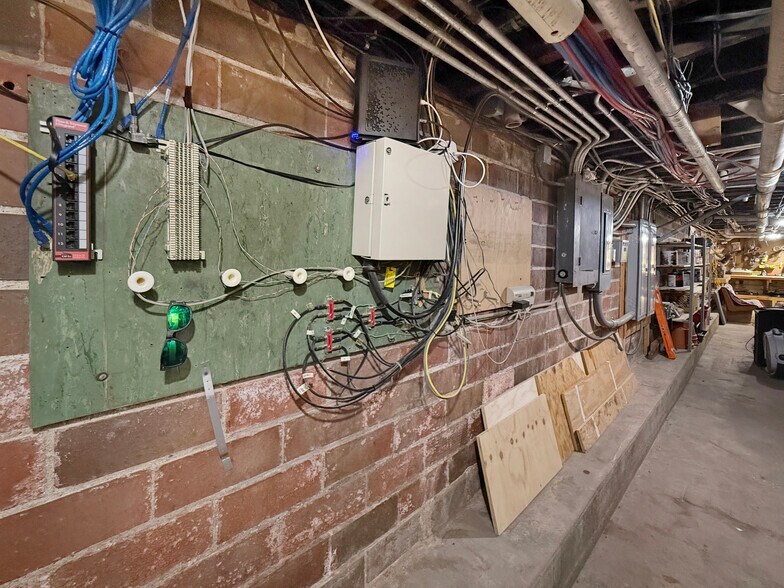 More Photos Of 112 N 2nd Ave W, Newton General Retail For Sale