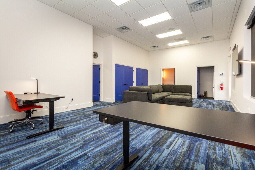 More Photos Of 2580 Dixie Hwy, Waterford Freestanding For Sale