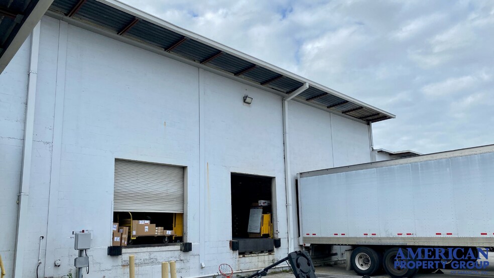 More Photos Of 2075 47th St, Sarasota Warehouse For Lease