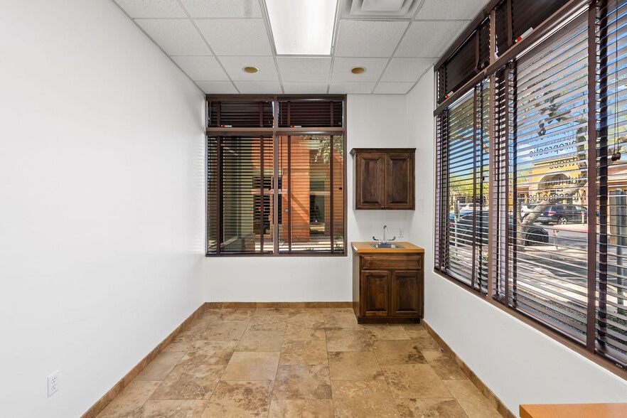 More Photos Of 7336 E Deer Valley Rd, Scottsdale Office For Sale