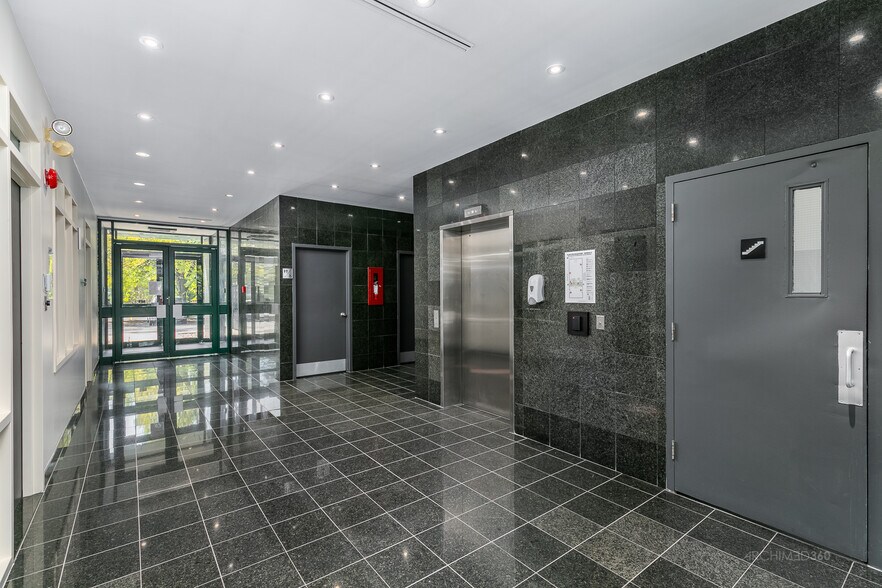 More Photos Of 204 Boul De Montarville, Boucherville Office For Lease