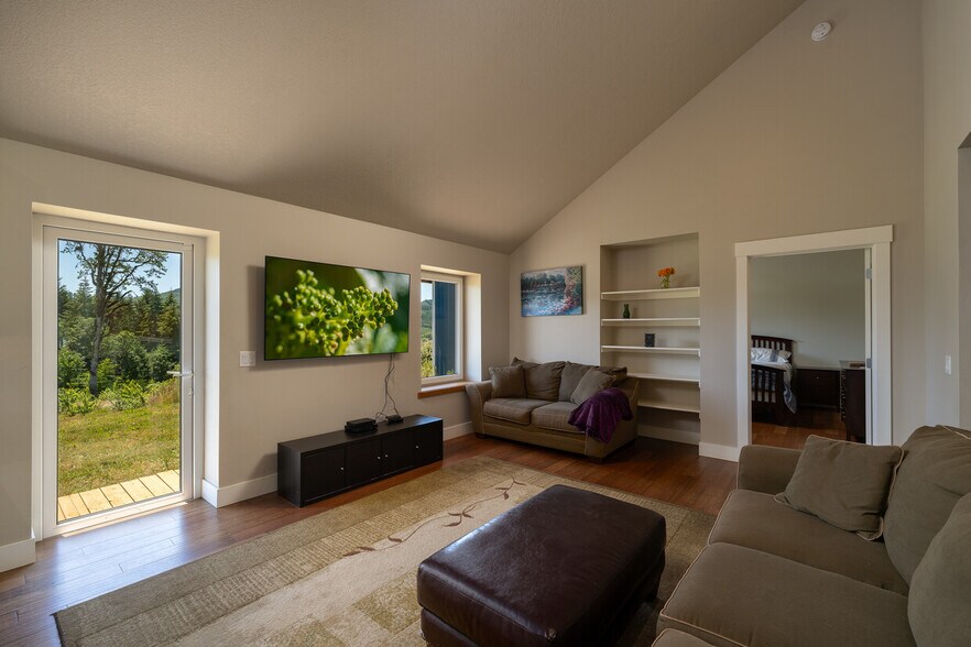 More Photos Of 12000 NW Old Wagon Rd, Carlton Winery Vineyard For Sale