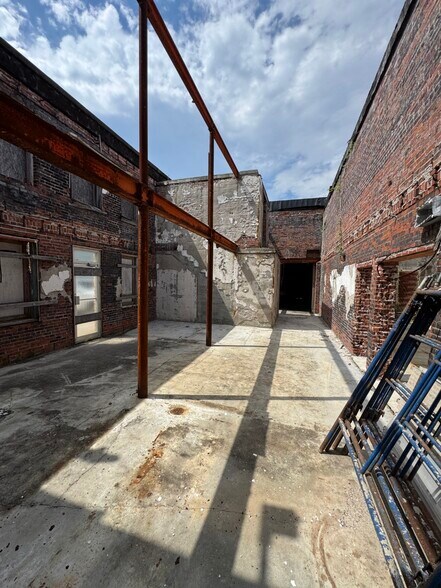 More Photos Of 902 Front St, Georgetown Storefront For Lease