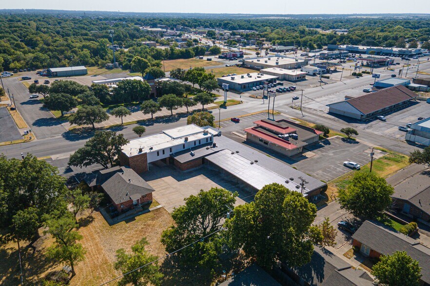 More Photos Of 207 N Ridgeway Dr, Cleburne Office For Sale