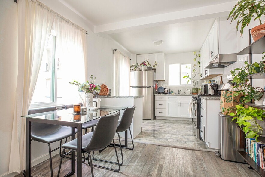 More Photos Of 13647 Leadwell St, Van Nuys Apartments For Sale