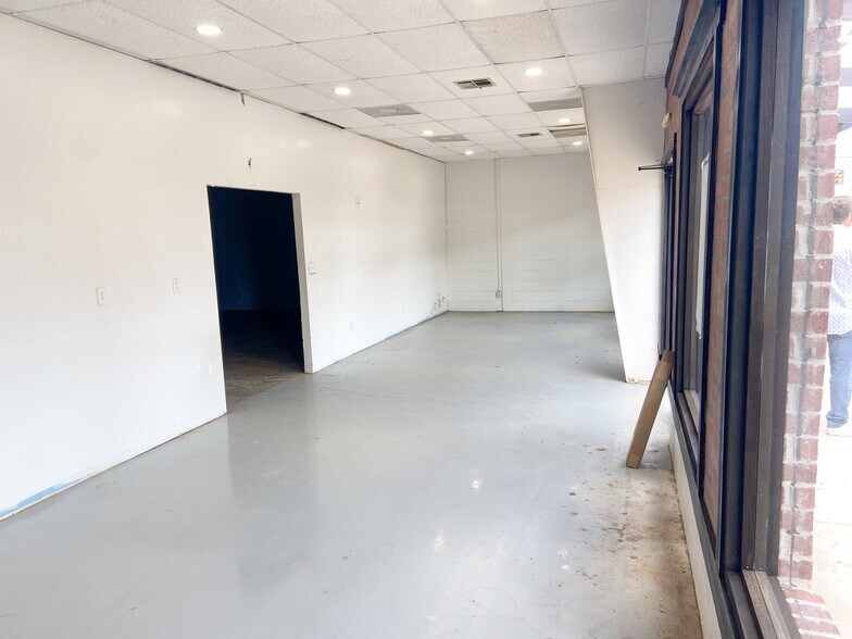 More Photos Of 104 N Robb, Trinity Storefront Retail Office For Sale
