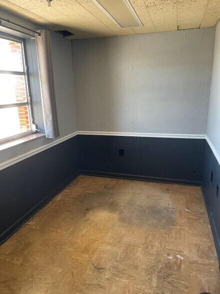 More Photos Of 2409 Sycamore Dr, Knoxville Showroom For Sale