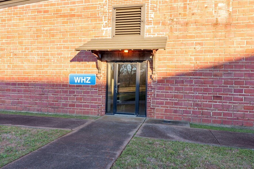 More Photos Of 415 Franklin D Roosevelt Dr, Muscle Shoals Office For Lease