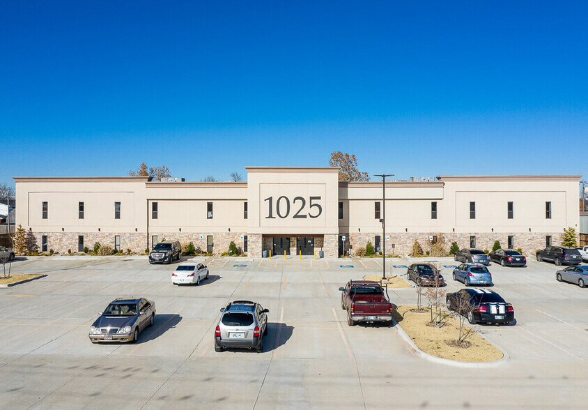 More Photos Of 1025 SW 4th St, Moore Medical For Lease