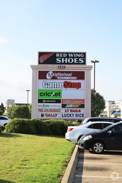 More Photos Of 1515 N Cockrell Hill Rd, Dallas Restaurant For Lease