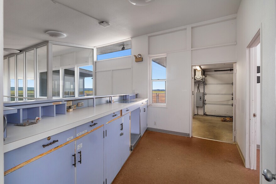 More Photos Of 1300 Airport way, Hoquiam Flex For Lease