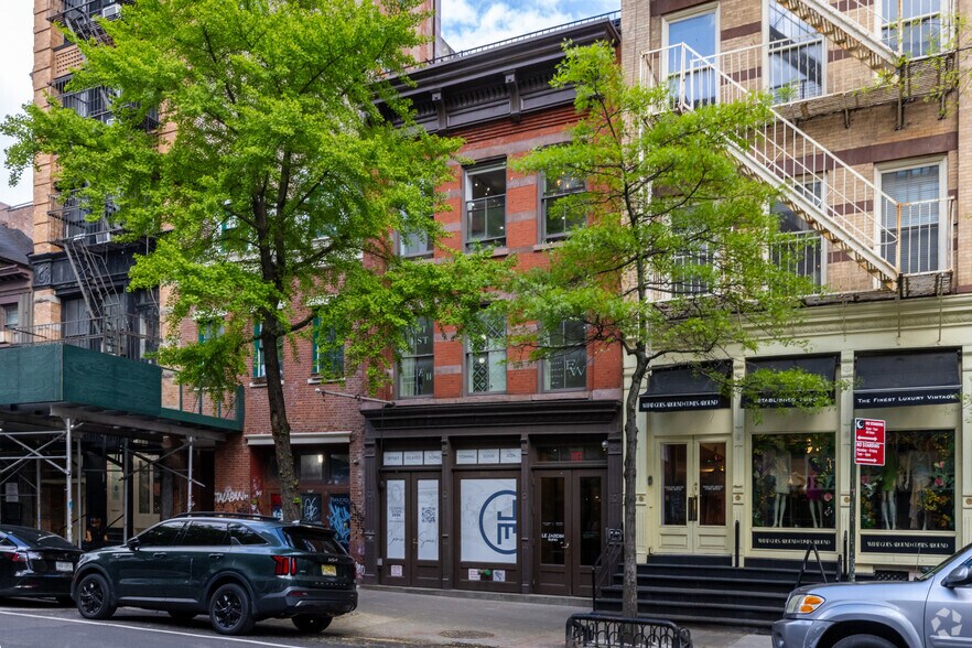 More Photos Of 355 W Broadway, New York Storefront Retail Office For Lease