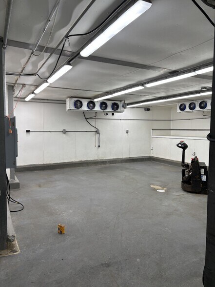 More Photos Of 2150 W Carroll Ave, Chicago Food Processing For Lease