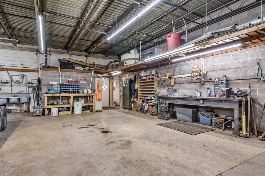 More Photos Of 415 N 3rd St, Rockford Light Distribution For Lease