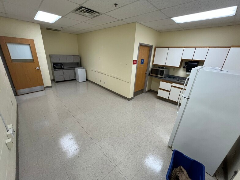 More Photos Of 615 S 5th St, Rockford Specialty For Lease