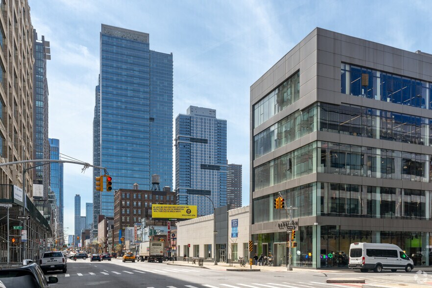 More Photos Of 627 11th Ave, New York Auto Dealership For Lease