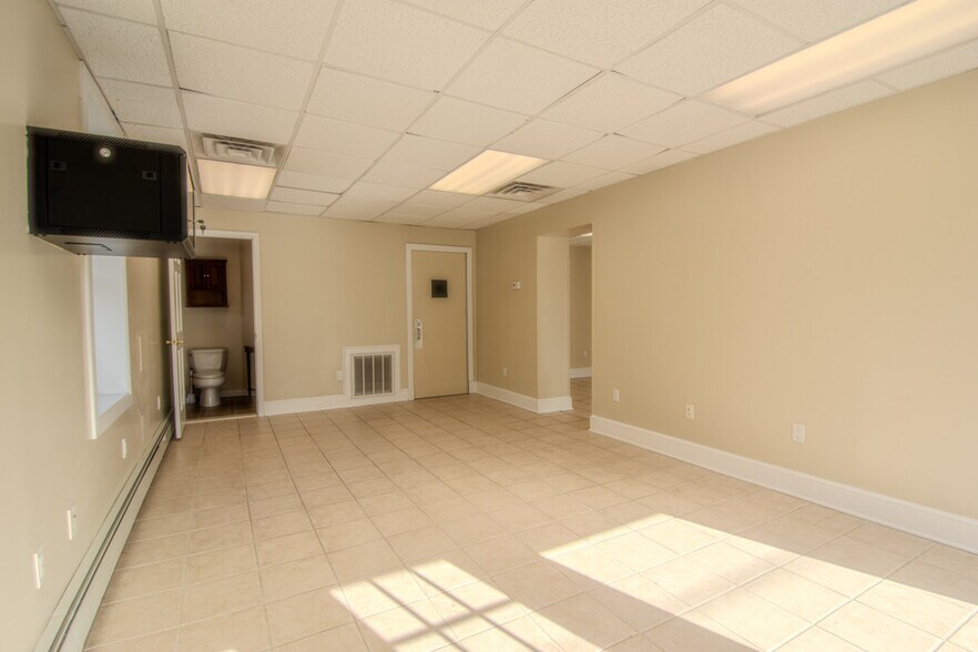 More Photos Of 188 Lake St, Liberty Freestanding For Lease