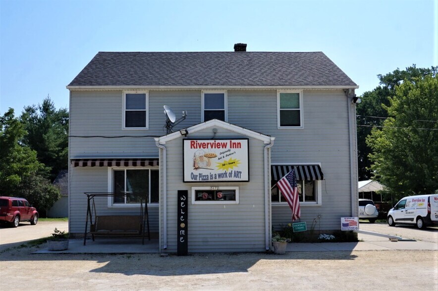 More Photos Of 3172 N Riverside Dr, Saukville General Retail For Lease