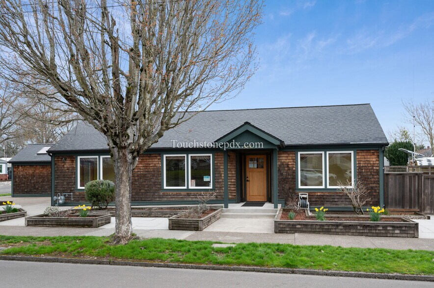 Primary Photo Of 685 Portland Ave, Gladstone Medical For Lease