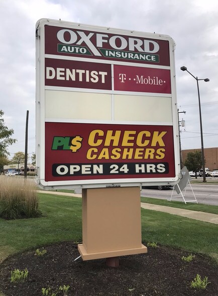 More Photos Of 305 W Indian Trl, Aurora General Retail For Lease