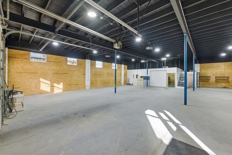 More Photos Of 724 Creek Top St, Council Bluffs Warehouse For Lease