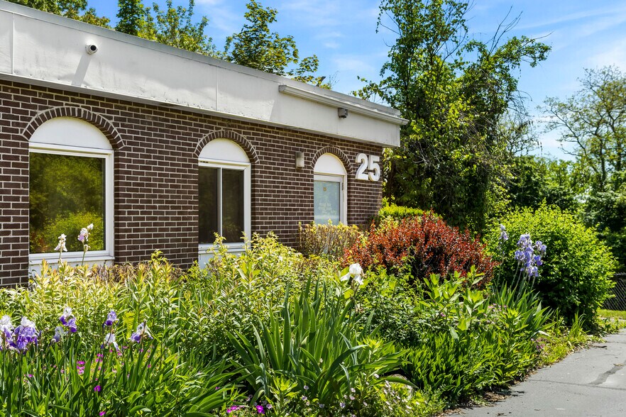 More Photos Of 25 Delaware Ave, Delmar Office For Sale