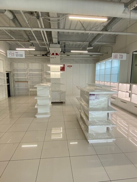 More Photos Of 450 S Western Ave, Los Angeles Freestanding For Lease