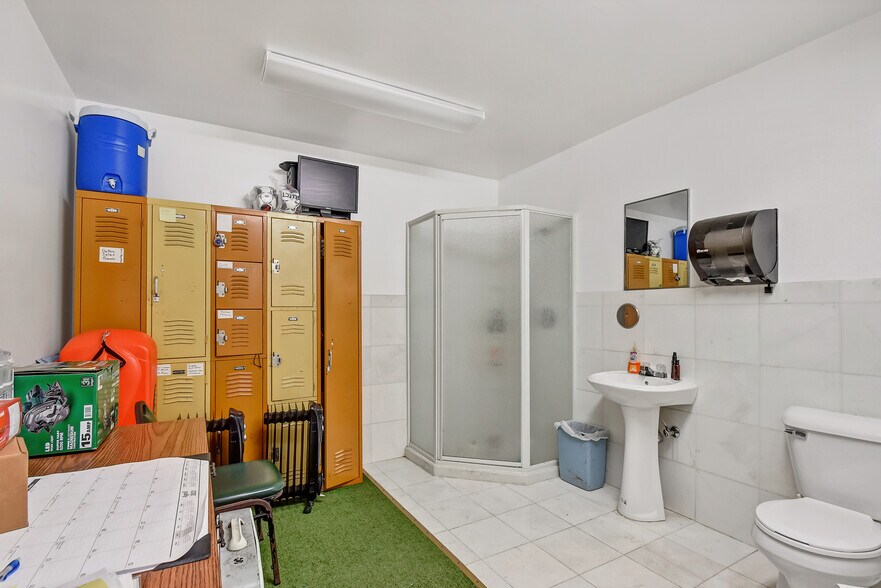 More Photos Of 1856 Nimitz Dr, De Pere Distribution For Lease