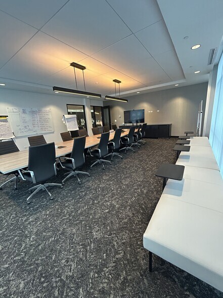 More Photos Of 265 Spring Lake Dr, Itasca Showroom For Lease