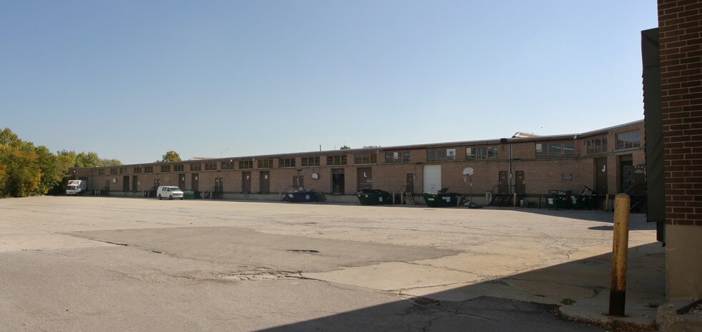 More Photos Of 151 S Pfingsten Rd, Deerfield Light Distribution For Lease